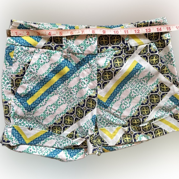 New York and Company pattern shorts size 2 - Picture 4 of 6